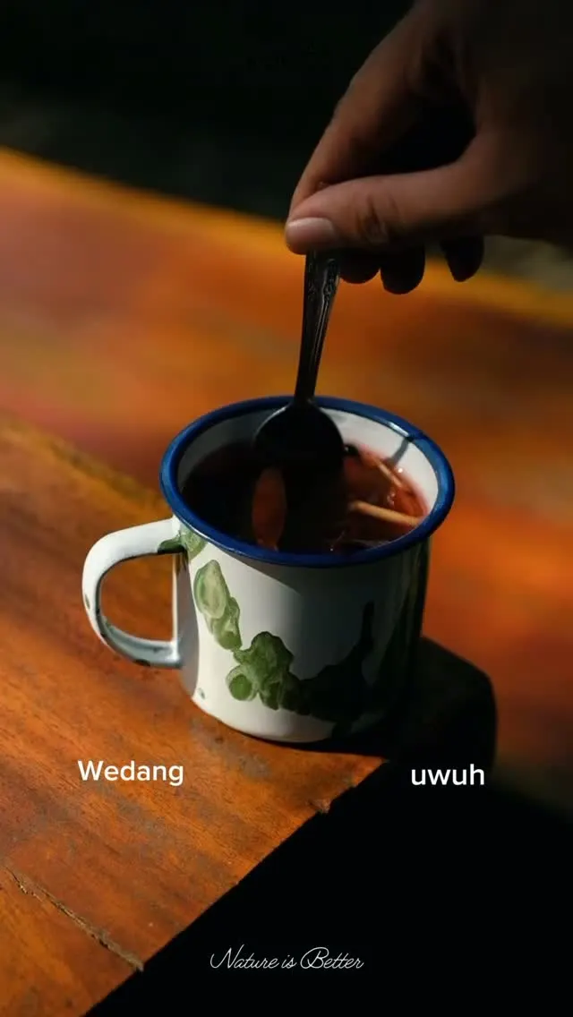 Secangkir kopi tubruk di meja foodcourt