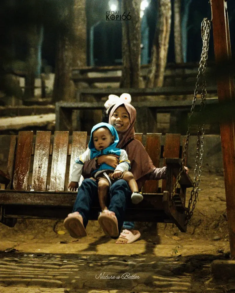 Ibu dan anak di ayunan kayu